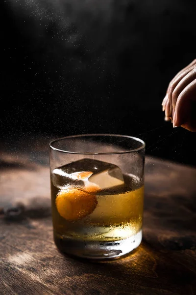 Strzał Ekspresji Oleju Cytrusowego Szklanka Typu Whisky Staromodnym Koktajlem Światło — Zdjęcie stockowe