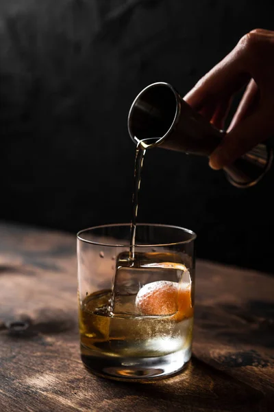 Wlewanie Whisky Jiggera Szklanki Typu Whisky Dużą Kostką Lodu Światło — Zdjęcie stockowe