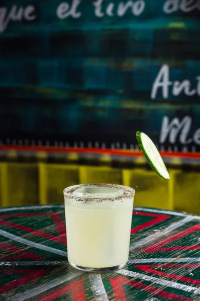 Una Rebanada Pepino Cayendo Cóctel Vaso Bolas Bajas Rocas Con — Foto de Stock