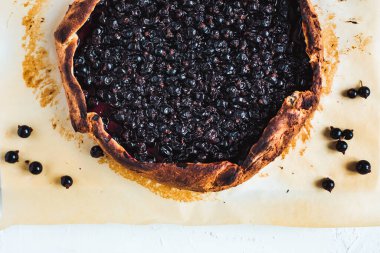 Beyaz arka planda, siyah frenk üzümü kağıdının yakın çekimi, üst görünüm.