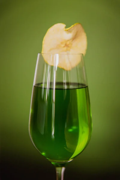 Zbliżenie Zielonego Koktajlu Szkle Fletowym Ozdobionym Odwodnionym Plasterkiem Jabłka Zielonym — Zdjęcie stockowe