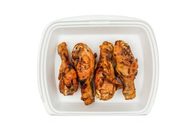 Beyaz bir kutuda ızgara tavuk bacağı, üst manzara, izole edilmiş.