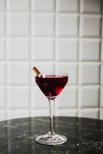 Cocktail Rouge Profond Dans Verre Nick Nora Garni Cannelle — Photo