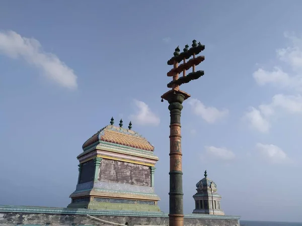 Bu, genellikle tapınağın girişinde bulunan bronz kaplamalı sütunun bir resmi. 