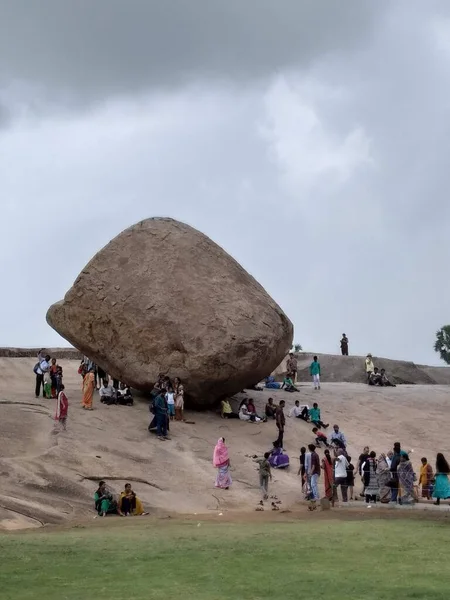 Fotoğraftaki yerçekimini yakalamak için ünlü Krishna Tereyağı Topu Kayası 'nın uzak plan fotoğrafı.