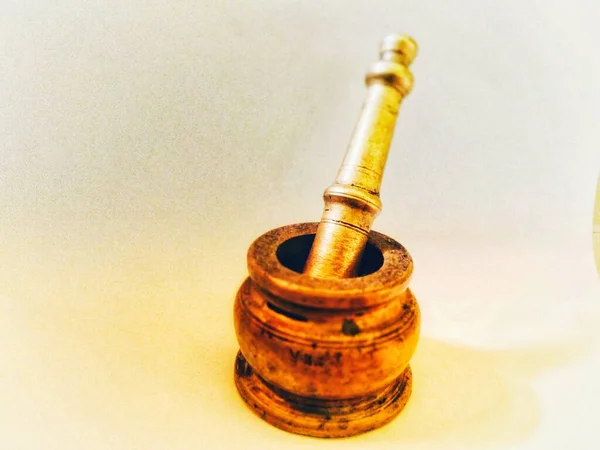 Bu resim, beyaz bir arkaplanda, parlayan yüzeyi de içeren fotoğraflandı.