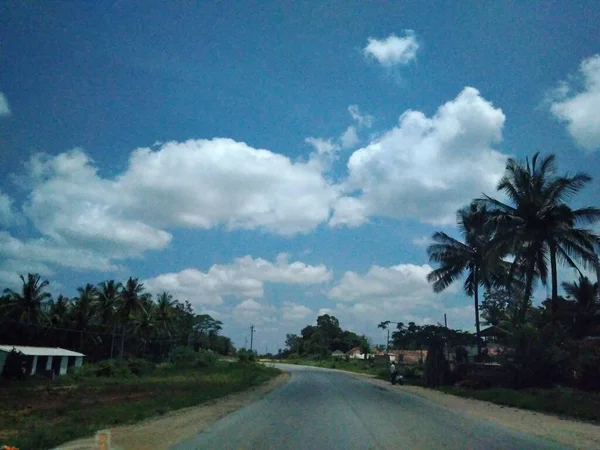 Bu fotoğraf Mangalore 'a yapılan bir yolculukta çekildi, daha az ışık ve bulut oluşumuyla keyifli bir hava.