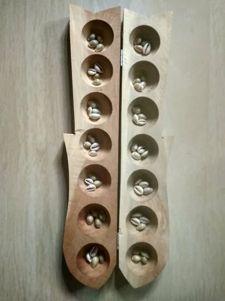 Bu Hindistan 'da festival sezonunda deniz kabuğu ya da demirhindi tohumları kullanılarak yapılan popüler bir geleneksel oyundur.