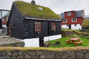 Çimen çatıdaki Faroe Adaları 'nın tipik evleri