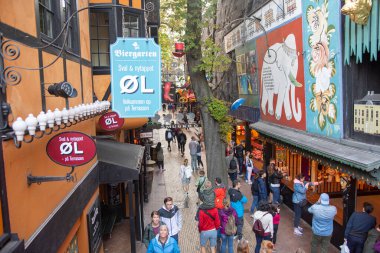 Tivoli 'de insanların yürüdüğü oyunlar sokağı.