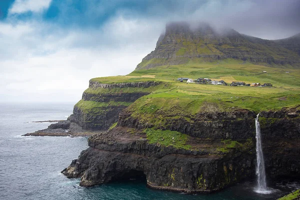 Faroe Adalarının şelalesinde güneşli bir gün