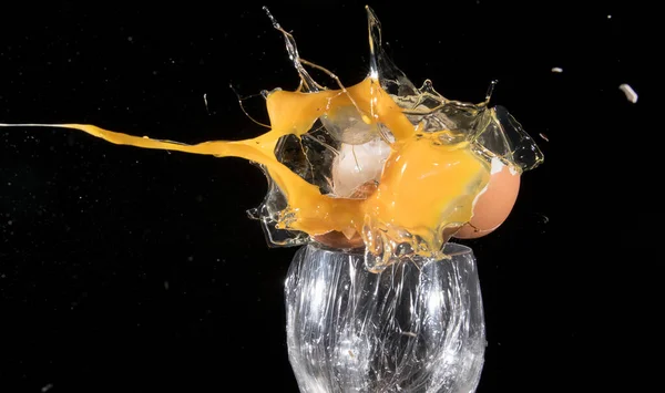 Yüksek hızlı fotoğrafçılık. Yumurta tek atışta patlıyor. sarı renk