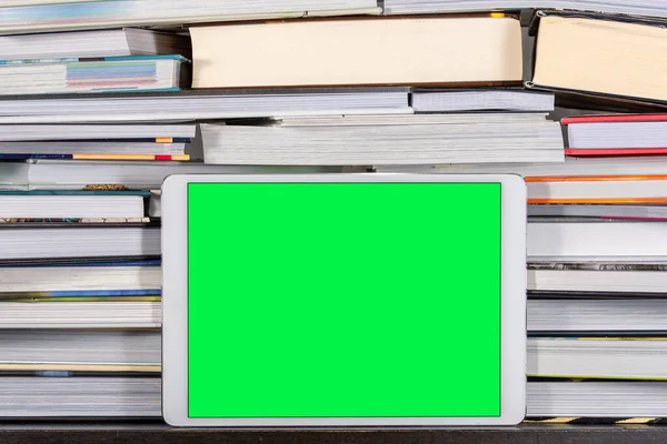Birçok kitap tarafından desteklenen yeşil ekranlı tablet. Eski ve modern