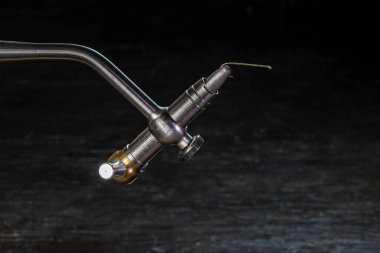 Siyah arka plandaki torna tezgahına kancayı takıp balık tutmak için bir sinek yapmaya hazırdım.