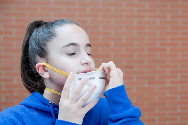 Güzel kız maskesini çıkarıyor ve virüsler yüzünden karantinaya alındı. Gözleri kapalıyken. Sağlık, hastalık, ilaç, virüs kavramı
