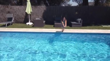 Kız havuza atlıyor. tatil konsepti, mavi su,