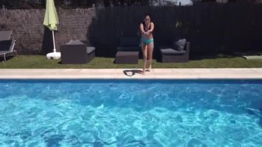 Kız havuza atlıyor. Takla at. Yavaş çekim videosu