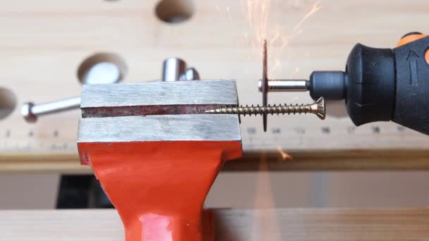 火花是用木桌上的自动工具切割螺丝而飞散的 — 图库视频影像