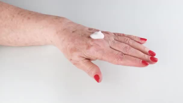 Femme Âgée Appliquant Hydratant Pour Les Mains Pour Garder Peau — Video