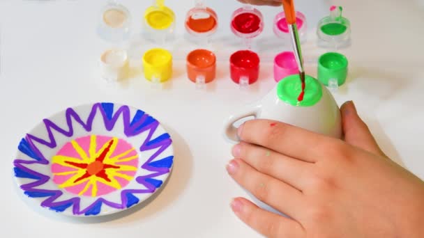 Vista Das Mãos Uma Menina Pintando Copo Porcelana Com Pincel — Vídeo de Stock