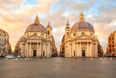 Piazza del Popolo (Halk Meydanı), İtalya. Montesanto ve Santa Maria dei Miracoli 'deki Santa Maria kiliseleri. Roma mimarisi ve simgesi.