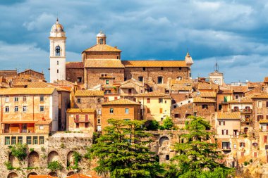 Orte kasabası Tiber Vadisi 'nde yüksek bir uçurumun kenarında yer almaktadır. İtalya 'nın tarihi şehirleri.