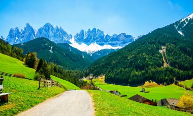 Santa Maddalena köyü, Dolomites, İtalya 'da güzel manzaralı bir dağ yolu..