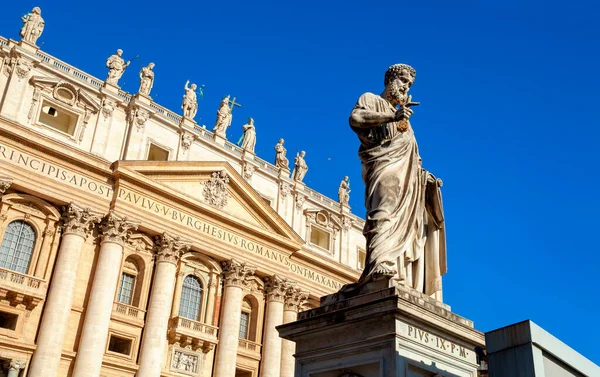 梵蒂冈圣彼得教堂 Papal Basilica Peter 是一座位于梵蒂冈的意大利文艺复兴教堂 马德拉诺的立面 有圣彼得的雕像 — 图库照片