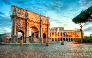 Roma, İtalya 'da Konstantin ve Kolezyum Kemeri. Roma, İtalya 'da zafer kemeri. Kuzey tarafında, Colosseum 'dan. - Kolezyum, Roma 'nın en önemli olaylarından biridir. Roma mimarisi ve simgesi.