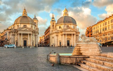 Piazza del Popolo (Halk Meydanı), İtalya. Montesanto ve Santa Maria dei Miracoli 'deki Santa Maria kiliseleri. Roma mimarisi ve simgesi.