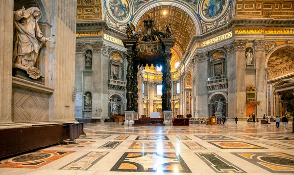 梵蒂冈圣彼得教堂 Papal Basilica Peter 是一座位于梵蒂冈的意大利文艺复兴教堂 圣彼得是罗马的主要地标之一 用Bernini的光棍做的祭坛 — 图库照片