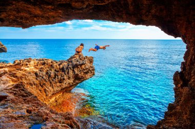 Kıbrıs adası Akdeniz 'de Ayia Napa' nın Greko Burnu ve Protaras yakınlarındaki deniz mağarası.