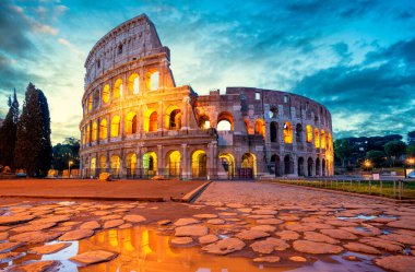 İtalya, Roma 'da kolezyum sabahı. Kolezyum, Roma 'nın ana ilgi alanlarından biridir. Kolezyum su birikintisine yansıyor. Roma mimarisi ve simgesi.