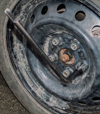 İngiliz anahtarıyla fındığı sıkıştır.