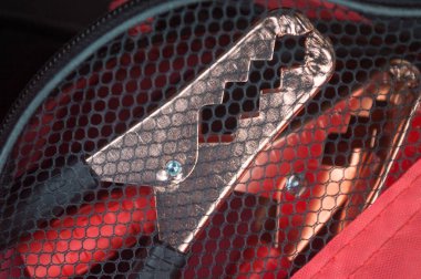 Araba akü güç kabloları. Kırmızı ve siyah kablo, Cooper kelepçeleri kırmızı torbada.