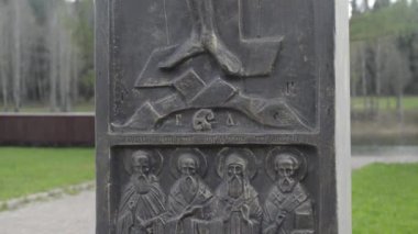 Ortodoks haçı. İsa çarmıha gerilmiş, yakın plan. Meleklerin ve havarilerin yanında. Haç aşağıdan yukarıya, yakın plan gösterilir.