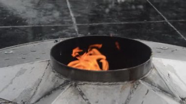 Sonsuz alev yıldız şeklindeki bir kasede yanar. Yakın plan.