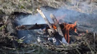 Ateş yanıyor, duman çıkıyor.