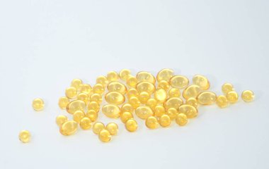 Arka planda şeffaf balık yağı var. Arkaplan izole değil