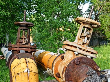 İki vida tıkaçlı büyük içme suyu boruları. Borular köpük yalıtımı ile kaplı..