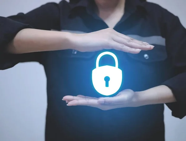 Çevrimiçi ağda insanların kilit simgesiyle siber güvenlik ve veri güvenliği kavramı