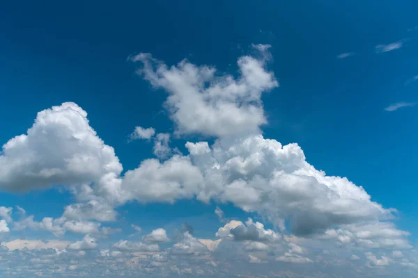 Bulutlar ve mavi gökyüzü aydınlık bir günde