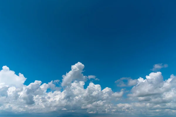 Bulutlar ve mavi gökyüzü aydınlık bir günde