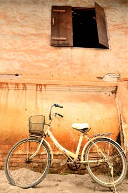 Tuğla duvarın önünde eski bir bisiklet.