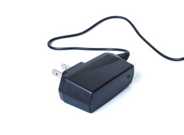 Küçük elektrik ekipmanlarını şarj etmek için küçük bir elektrik adaptörü, beyaz izole edilmiş kameraya yakın çekim