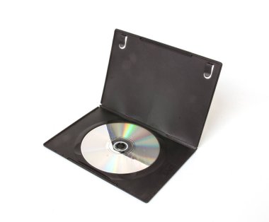 Siyah plastik pakette disk, beyaz izole edilmiş..