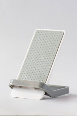 Beyazın üzerindeki telefon sahibi siyah zemini izole et