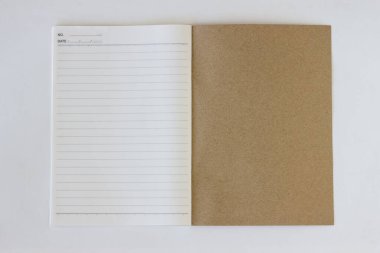 Son kahverengi sayfada açık bir kitap 