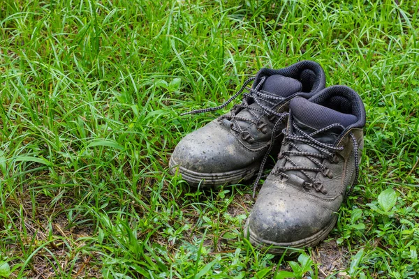 绿草地上的安全靴 — 图库照片