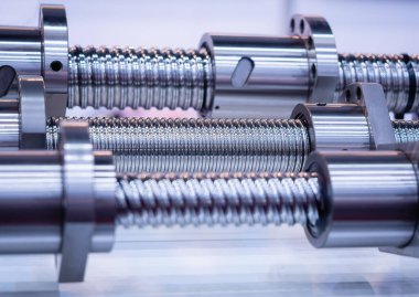 Endüstriyel uygulamalarda vida ipliği ve metal yuvarlak bir detay ile çelik çubuk. Yakın plan..